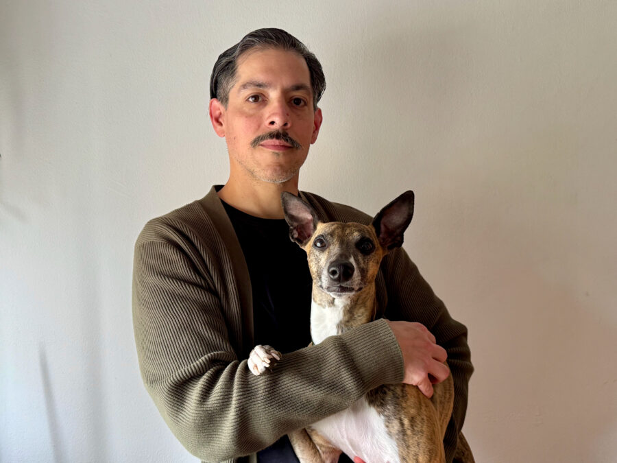 Daniel Toca y mascota